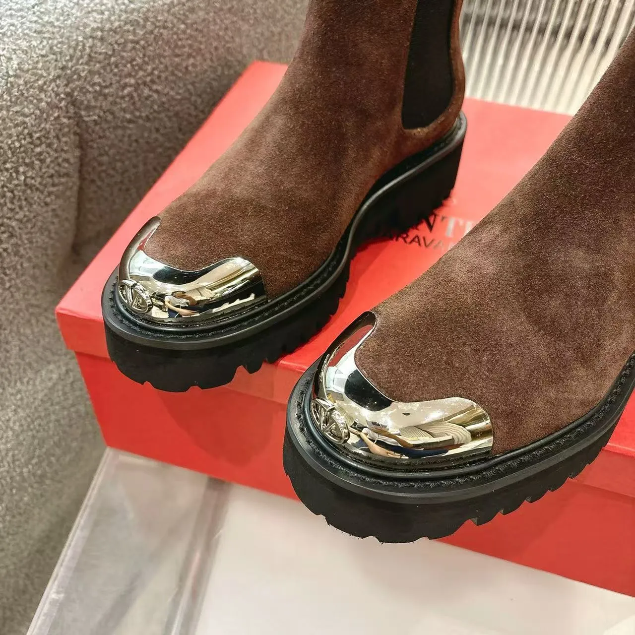 👟👟Ex-factory price 600👟👟 2026𝑉𝐴𝐿𝐸𝑁𝑇𝐼𝑁𝑂 Valentino ♡ͥ | 💫Purchase level🔍 Classic Valentino’s special textured hardware brings out a full sense of luxury After putting it on my feet, I was shocked that my feet looked slimmer! The new season lives up to expectations! Worth buying ❥The original method is absolutely sentimental ❥Elegant style creates a different feeling🙈 Simple temperament style!  ♡ show bdetails ———————————— ⊿▸: Number of yards | 35-40 (41. Customized) ⊿▸: Material | Imported calfskin ⊿▸: Lining | Sheepskin ⊿▸: Number of yards 35-40 (41. Customized)